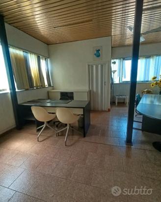 Ufficio con ampio parcheggio
