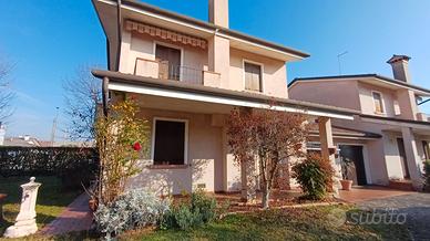 Villetta abbinata completamente indipendente