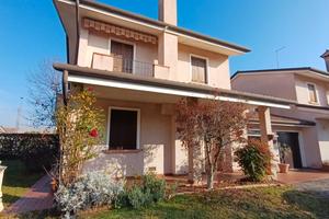 Villetta abbinata completamente indipendente