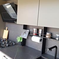 CUCINA NUOVA CON ANTE TELAIO LEGNO E PIANI IN GRES