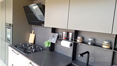 CUCINA NUOVA CON ANTE TELAIO LEGNO E PIANI IN GRES