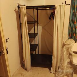 guardaroba in metallo con tenda