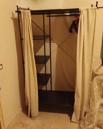guardaroba in metallo con tenda