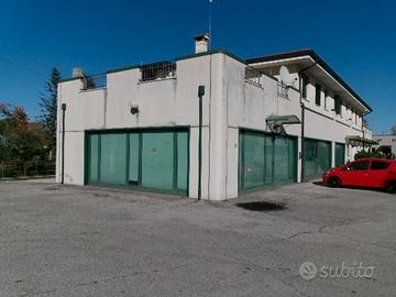 Ufficio con magazzino