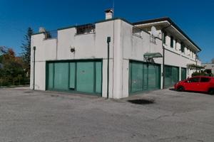 Ufficio con magazzino