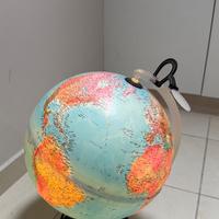 Mappamondo che si illumina con lente ingrandimento