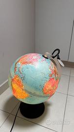 Mappamondo che si illumina con lente ingrandimento