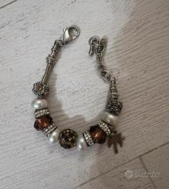 Bracciale di bigiotteria con charms