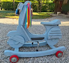cavallino a dondolo a forma di vespa