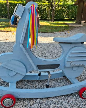 cavallino a dondolo a forma di vespa