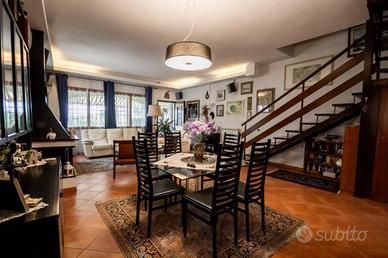 VILLA A SCHIERA D'ANGOLO A SANTA MARINELLA