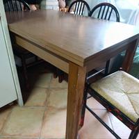 tavolo e quattro sedie 