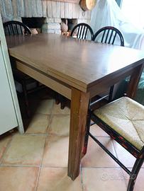 tavolo e quattro sedie 