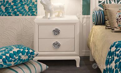 Comodino in legno con 2 cassetti