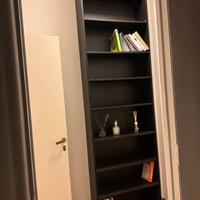 Libreria marrone verticale