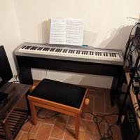 Yamaha P95 con stand in legno 