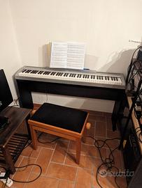 Yamaha P95 con stand in legno 