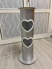 Colonna glitterata con luci