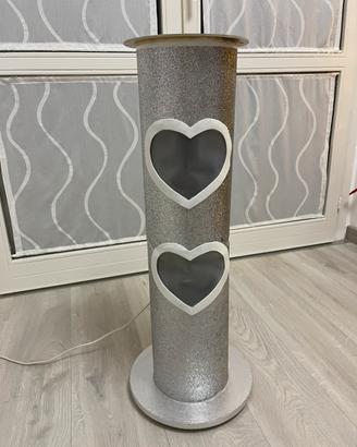 Colonna glitterata con luci