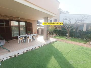 Villetta a schiera con giardino