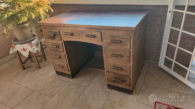 Scrivania e librerie