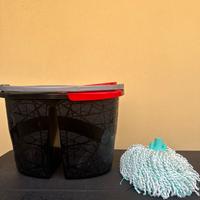 Moccio più secchio per lavare i pavimenti