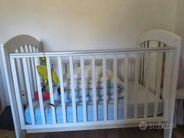 lettino in legno bianco 