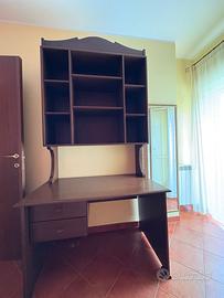 scrivania e libreria