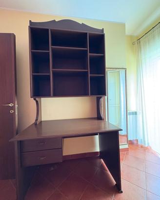 scrivania e libreria