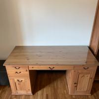 Scrivania in legno con piano in vetro