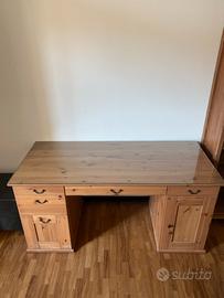 Scrivania in legno con piano in vetro