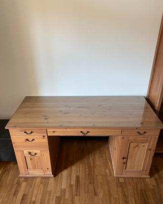 Scrivania in legno con piano in vetro