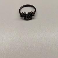 anello con motivo floreale in marcasite