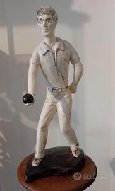 Giocatore di bocce in ceramica