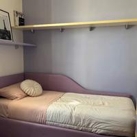 cameretta lilla, bianca e ciliegio