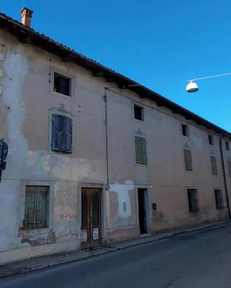 AMPIA CASA D'EPOCA DA RISTRUTTURARE IN CENTRO