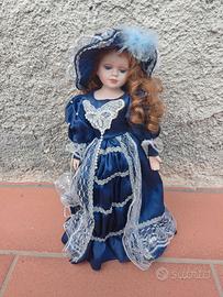 Bambola di porcellana stile vittoriano e abito blu