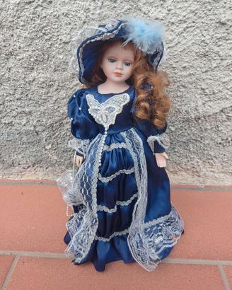 Bambola di porcellana stile vittoriano e abito blu