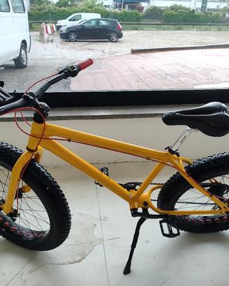 Fatbike MTB bicicletta gialla