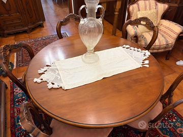 Tavolo rotondo con sei sedie