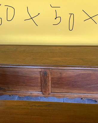 Cassapanca in legno.