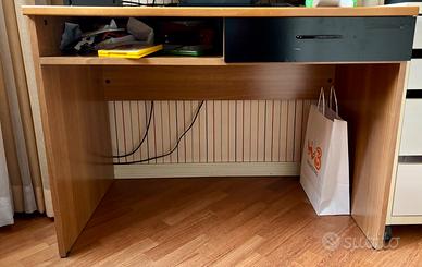 Scrivania in legno
