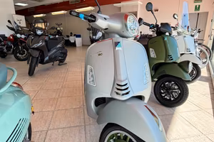 VESPA GTS OTTANTESIMO - EDIZIONE LIMITATA E NUMERA