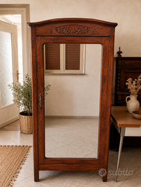 Armadio antico in legno con specchio