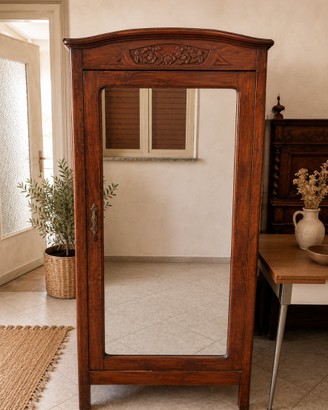Armadio antico in legno con specchio