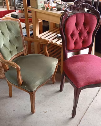 Sedia in velluto rosso e poltroncina velluto verde