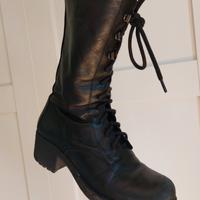 Anfibi alti con lacci e cerniera