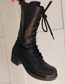 Anfibi alti con lacci e cerniera