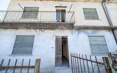 DUE APPARTAMENTI INDIPENDENTI CON GIARDINO E GARAG