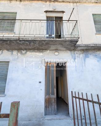 DUE APPARTAMENTI INDIPENDENTI CON GIARDINO E GARAG